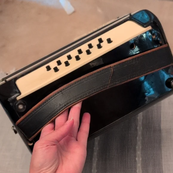 Black and White Portable Audio Device - Picture 6 of 7